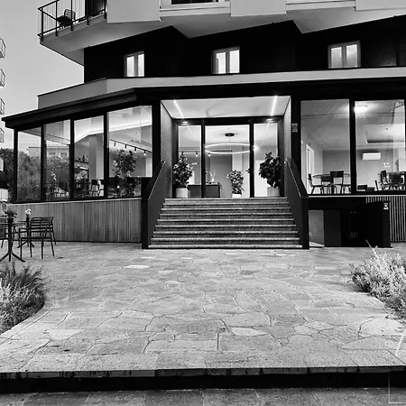 Отель Noir - Free Breakfast & Brunch Until 13-00 - Vicinissimi A Mirabilandia